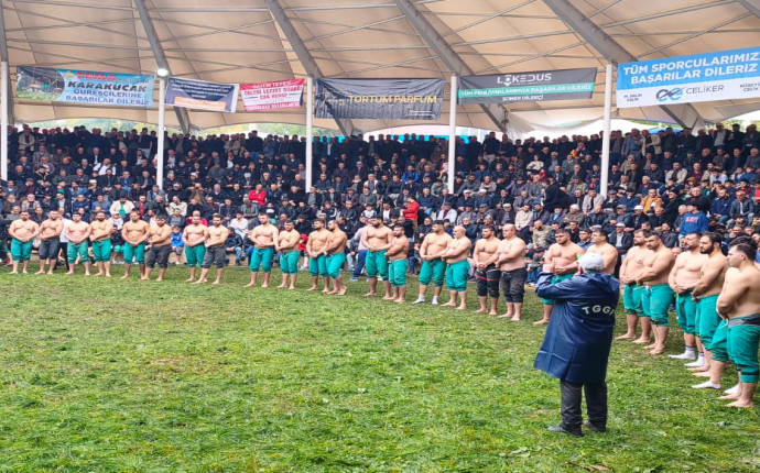 ULUSLARARASI UZUNDERE CUMHURİYET KARAKUCAK GÜREŞLERİ COŞKUYLA GERÇEKLEŞTİRİLDİ